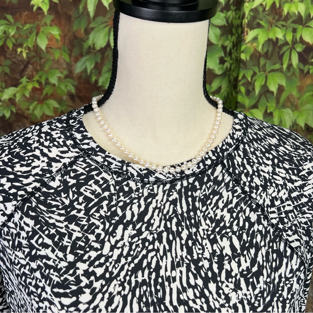 ATHLETA Black and White Moisture Wicking Athleisure Performance Tee, S - Picture 4 of 10